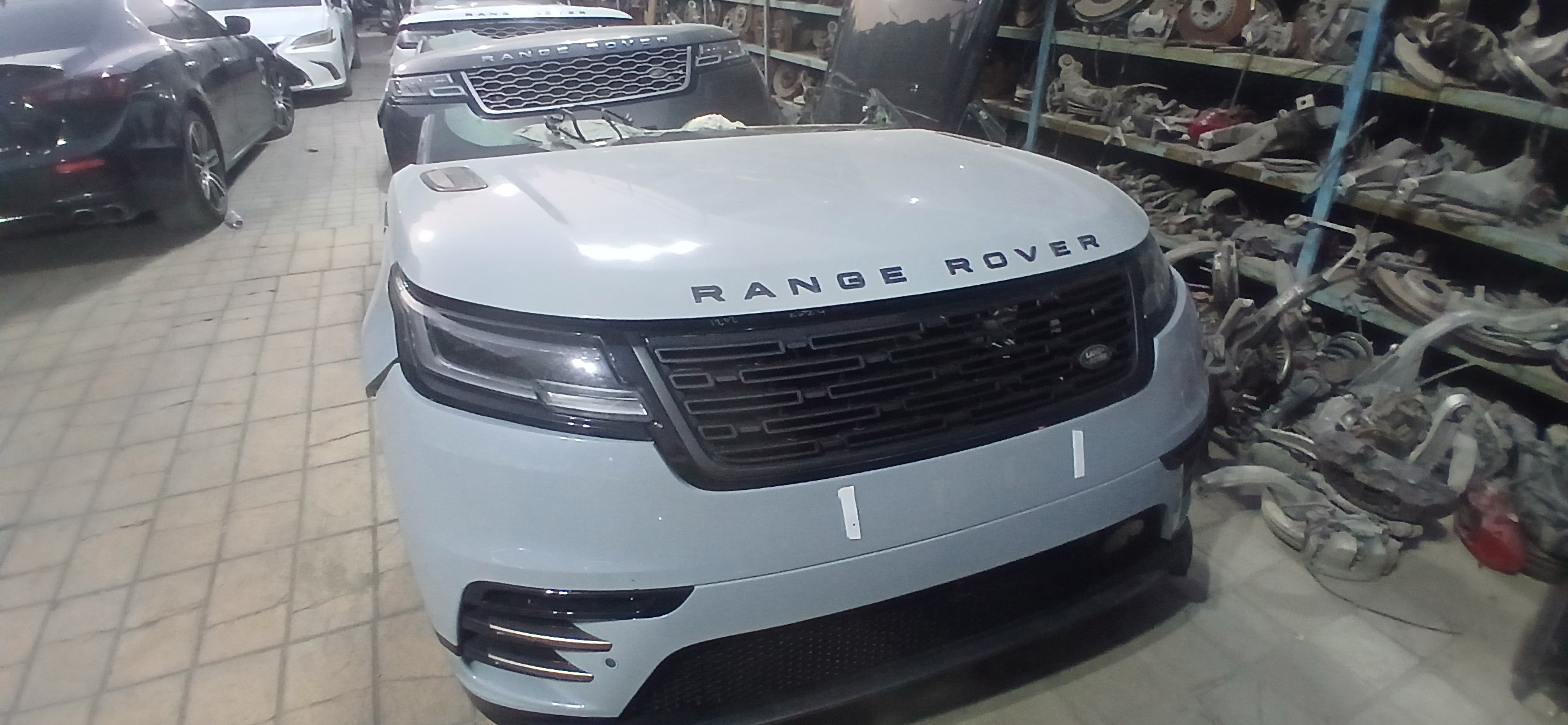 RANG ROVER VELAR 2025 half cut