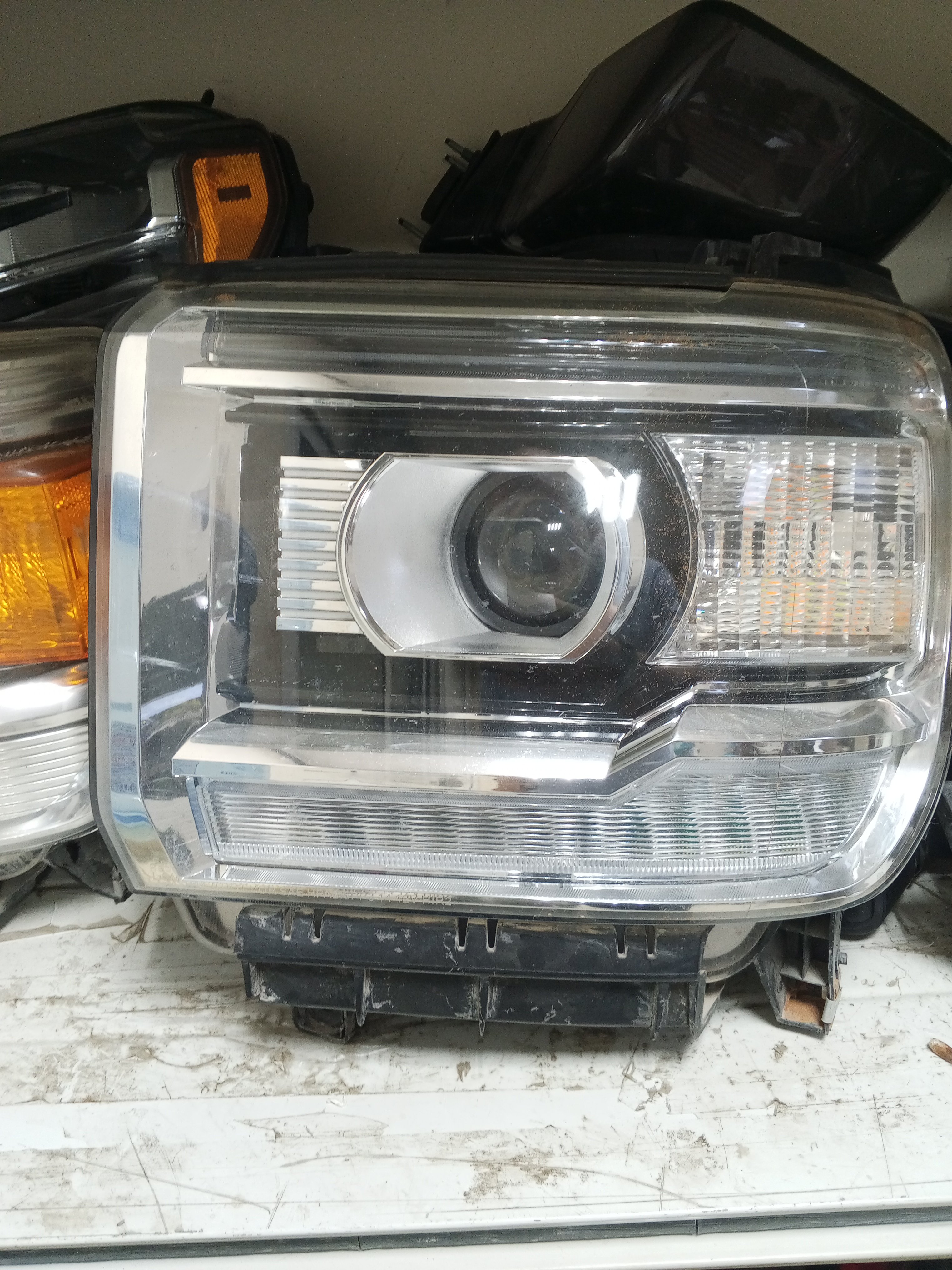 GMC SIRA 2015 HEADLIGHT LEFT